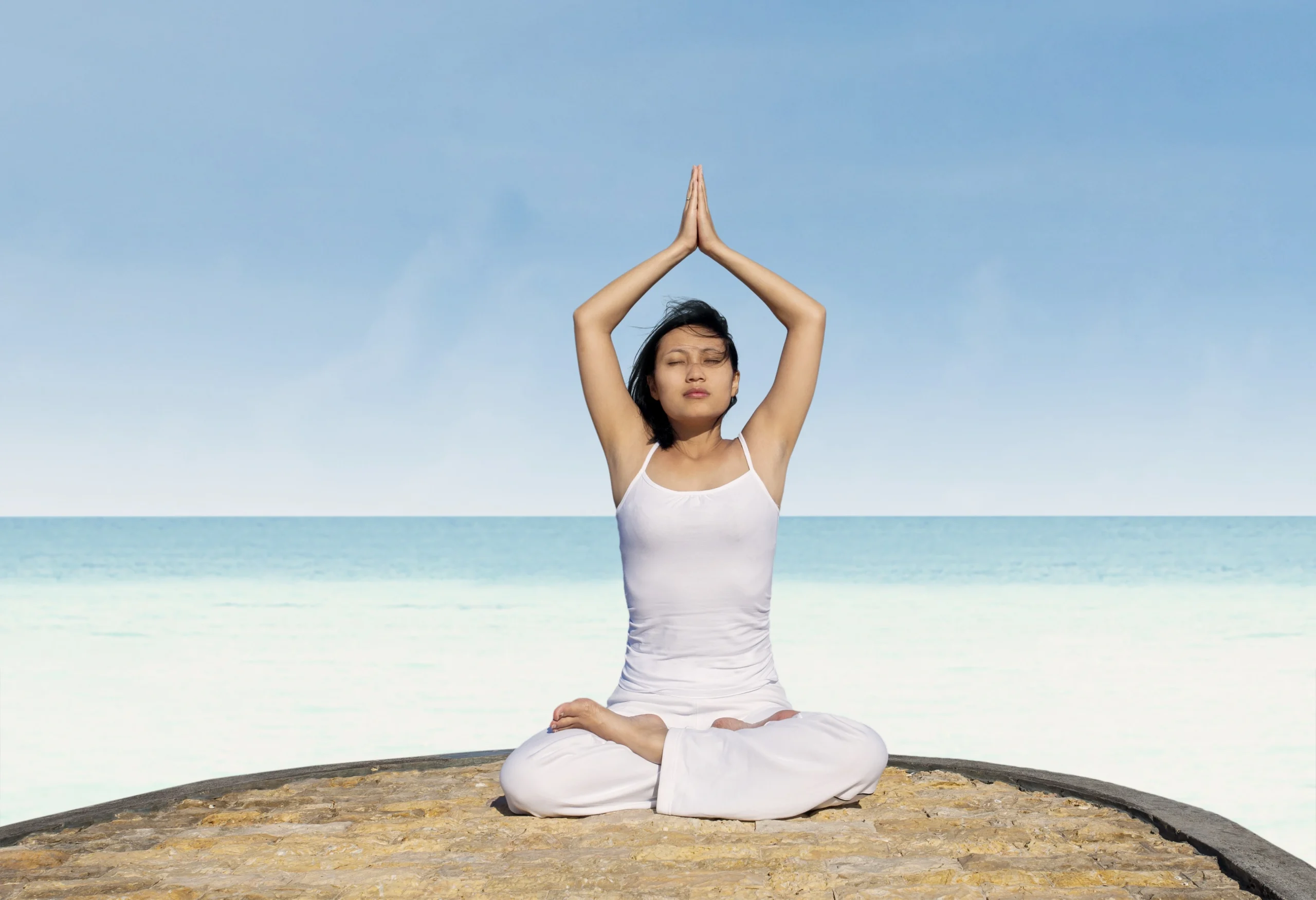 Une femme fixant une intention avant méditation